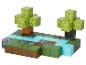Minecraft-ähnliches Bausteine-Set mit Bäumen, Fluss und Landschaft.