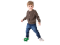 Junge in brauner Strickjacke, Jeans und mit grünem Spielzeug auf weißem Hintergrund.