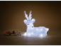Liegende leuchtende Rentierfigur mit Weihnachtsdekorationen.