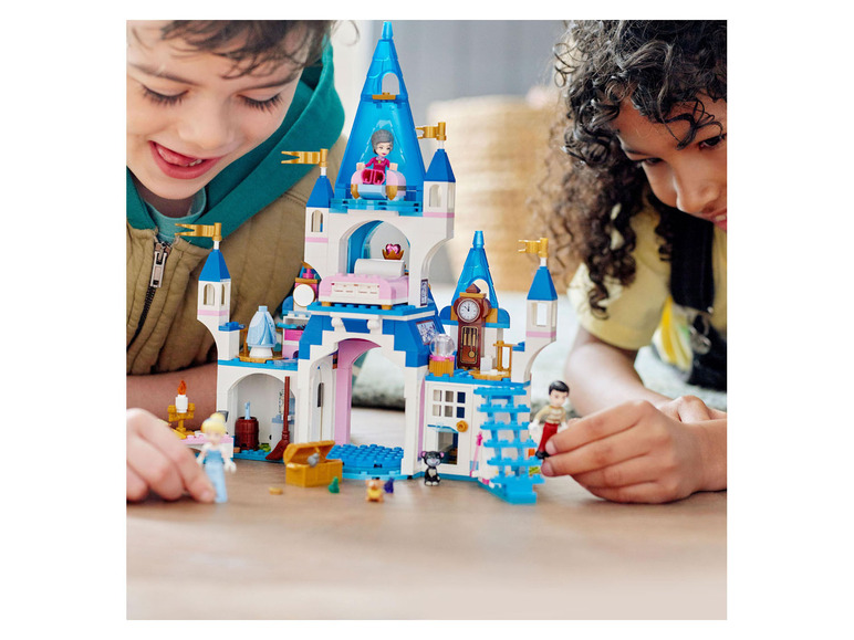 Zwei Kinder bauen ein LEGO Disney Schloss.