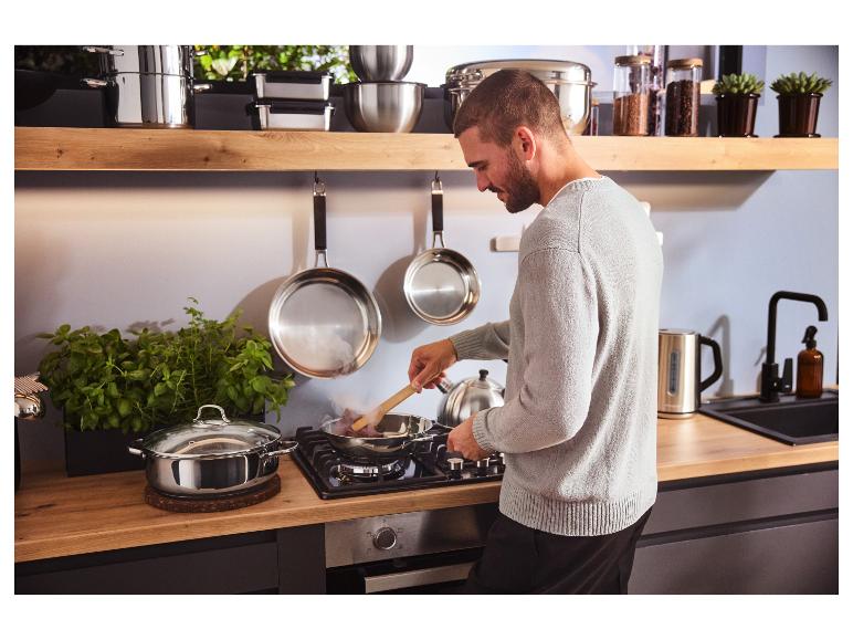 Ein Mann kocht mit einer SILVERCREST® Edelstahlpfanne.