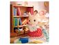 Sylvanian Families Hasenfigur im roten Kleid liest ein Buch am Bücherregal.