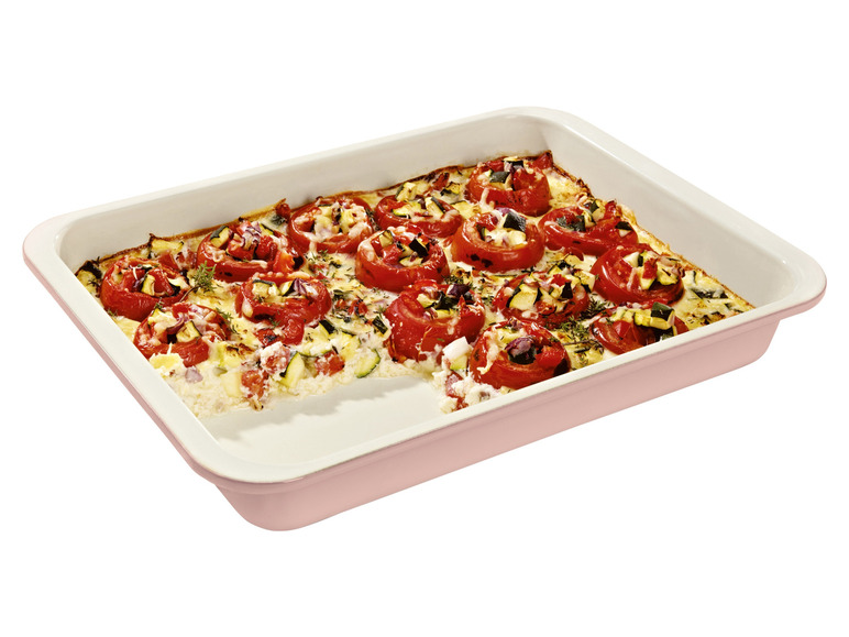 Eine Auflaufform mit gebackenen Tomaten, Zucchini und Ricotta.