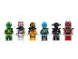 Sechs LEGO Ninjago Minifiguren in verschiedenen Farben und Outfits.