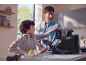 Vater und Sohn kochen zusammen mit einer schwarzen multifunktionalen Küchenmaschine.