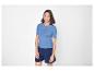 Frau in einem blauen gerippten Poloshirt und marineblauen Shorts.