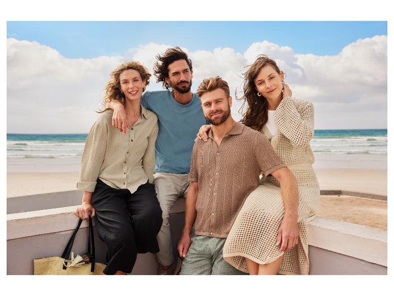 Sommermode: Blusen, Pullover und Häkelröcke am Strand.