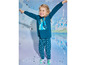 Ein Mädchen trägt einen blauen Frozen Schlafanzug mit Elsa.