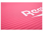 Eine rosafarbene Fitnessmatte mit Reebok-Logo.