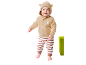 Baby in beiger Strickjacke mit Hasenstickerei und gestreifter Hose.