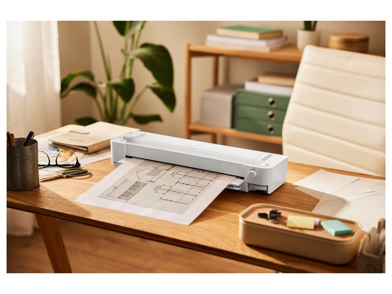 Schneidemaschine und Dokumente auf einem Schreibtisch.