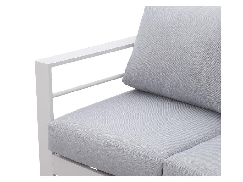 Outdoor-Sofa mit weißem Rahmen und hellgrauen Kissen