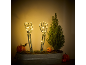 Halloween-Skeletthände mit LED-Lichtern, Kürbissen und einem kleinen Tannenbaum in einem Metallgefäß.