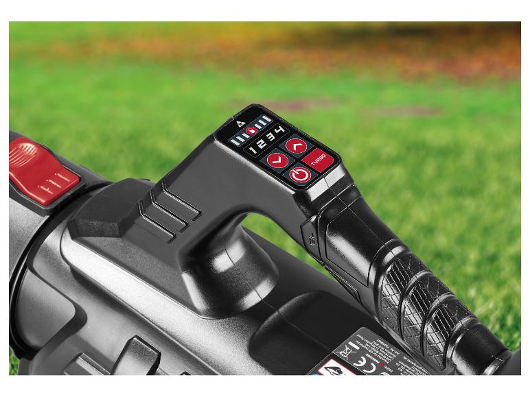 Nahaufnahme des Griffs eines Gartengeräts mit Digitalanzeige für Leistungsstufen und Turbotaste.