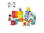 LEGO DUPLO Spielzeug mit einem LKW, Blöcken mit Buchstaben und Figuren.