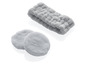 Ein graues Stirnband und zwei runde, weiche Make-up-Pads.