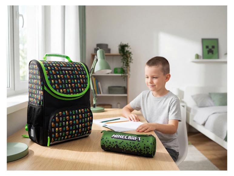 Rucksack und Federmäppchen mit Videospielmuster, ein Kind zeichnet an einem Schreibtisch.