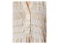 Detail einer beigen Bluse mit weißem geometrischem Muster und Knöpfen.