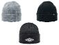 Graue, schwarze und dunkelgraue Wintermützen mit Umbro-Logo.