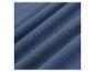 Nahaufnahme eines blauen, gefalteten Stoffes.