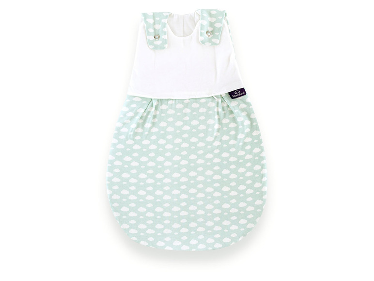 Ein Schlafsack mit Wolkenmuster von der Marke Ergobaby.