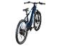 Ein blaues und schwarzes E-Mountainbike von hinten.