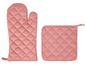 Ein rosa Ofenhandschuh und eine Untersetzer mit Rautenmuster.