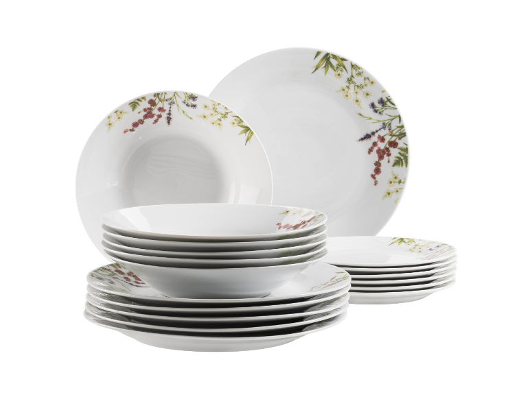 Weißes Geschirrset mit Blumenmustern, bestehend aus Tellern und Schalen.