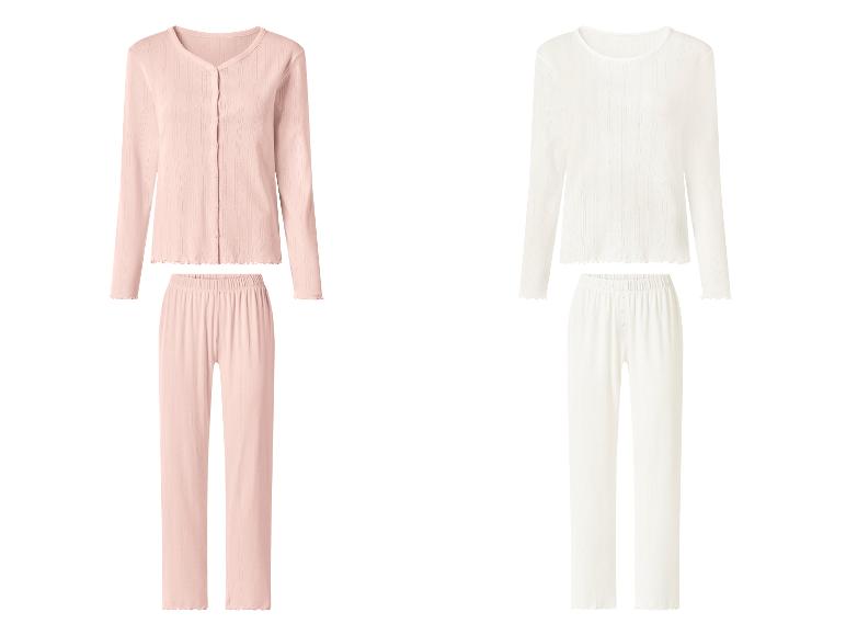 Zwei Pyjama-Sets: ein rosa mit Strickjacke und langer Hose, und ein weißes mit Oberteil und langer Hose.