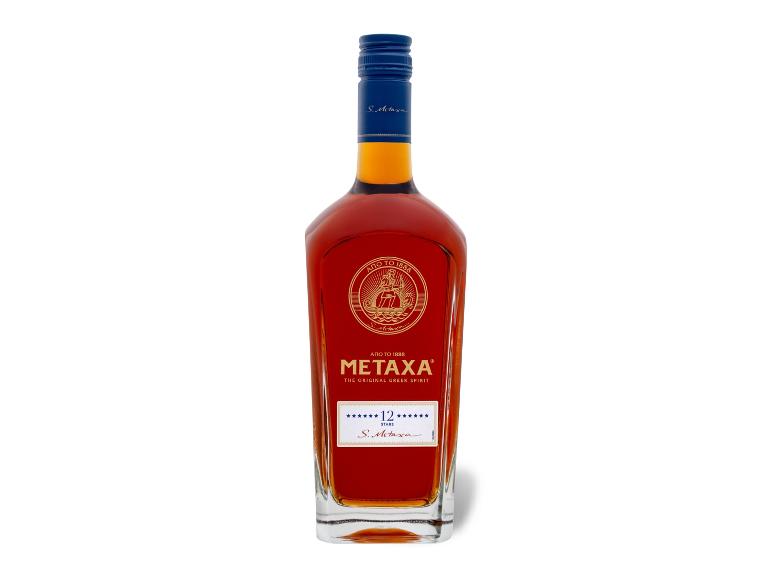 Flasche griechischer Spirituose mit der Aufschrift „12 STARS“ auf dem Etikett.