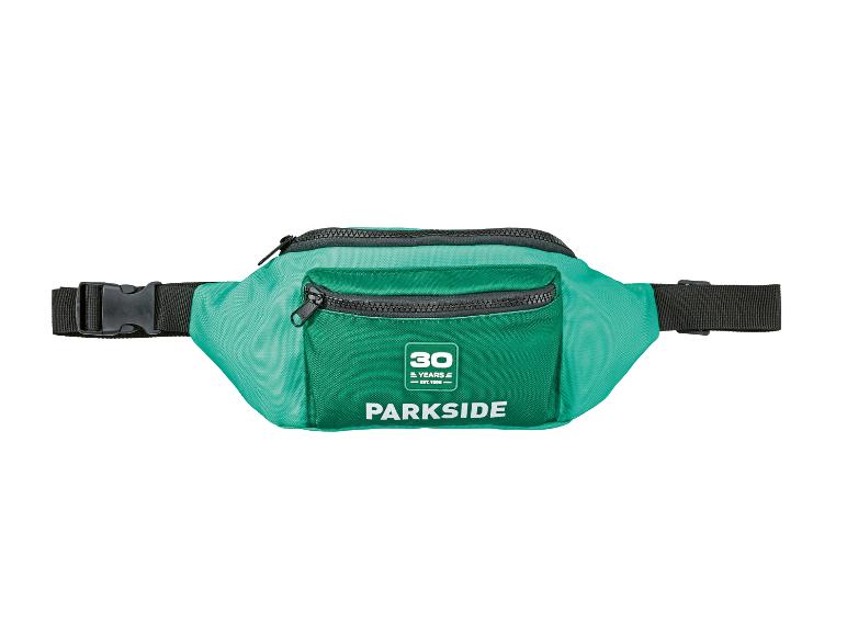 Grüne Bauchtasche mit Reißverschlüssen und dem Text „30 YEARS EST. 1996“.