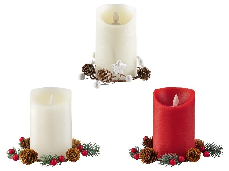 Weiße und rote LED-Kerzen mit Weihnachtsdekoration.