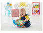 Ein Baby spielt mit einem Fisher-Price Liederbuch.