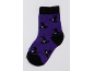 Lila Halloween-Socken mit schwarzen Hexenhut-Mustern.