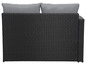Schwarze Rattan-Eckcouch mit grauen Kissen.