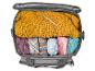 Graue Stricktasche mit gelbem Strickstück, Garnknäueln und Stricknadeln