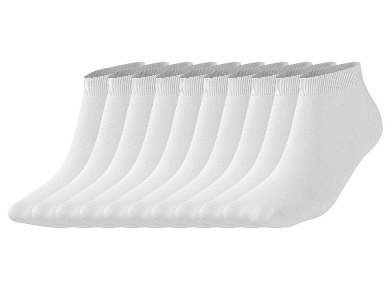 Zehn Paar weiße Socken in einer Reihe.