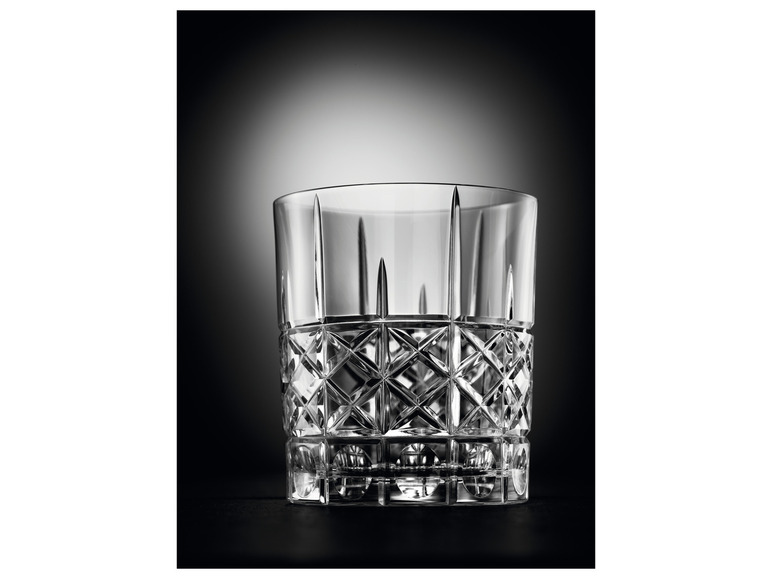 Ein gravierter Glasbecher für Whisky oder Spirituosen.