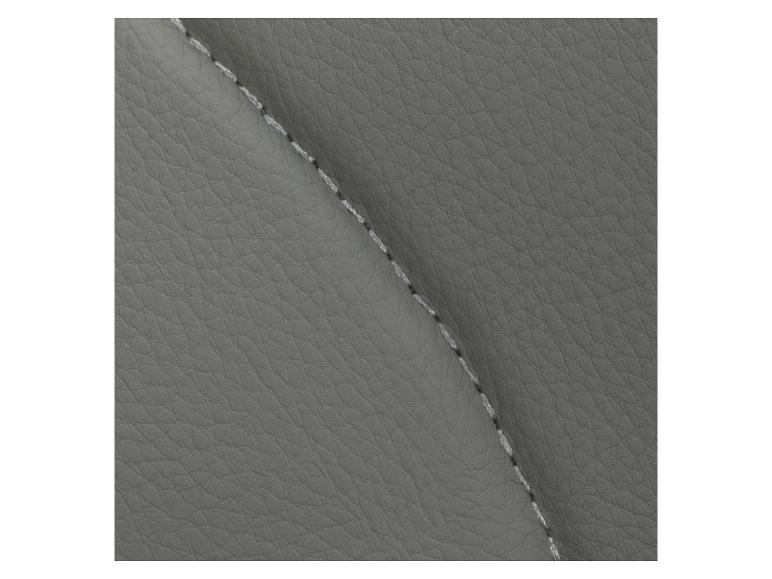 Nahaufnahme von grauem Lederstoff mit diagonaler Naht