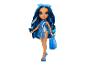 Trendige Puppe mit blauen Haaren, Kleid und Tasche.