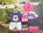 Baby Born Kleidung Set mit Regenjacke, T-Shirt, Hose und Tasche.