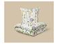 Kissen und Steppdecke mit buntem Blumenmuster auf beigem Hintergrund.