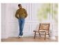 Mann in senfgelbem Strick-Polopullover mit Struktur und Jeans.