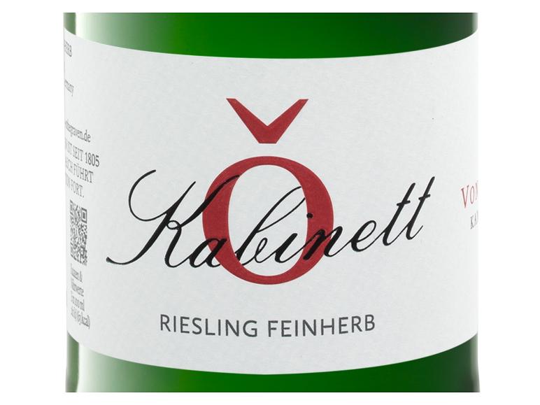 Weißwein-Etikett mit dem Text „Kabinett Riesling Feinherb“ in Schwarz und Rot.
