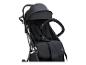 Schwarzer Kinderwagen mit Verdeck und Sicherheitsgurt