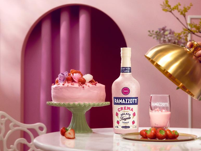 Limitierter Erdbeer-Sahnelikör, rosa Kuchen und Erdbeeren.