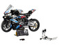 Lego-Modell eines BMW S 1000 RR Motorrads mit Ständer.