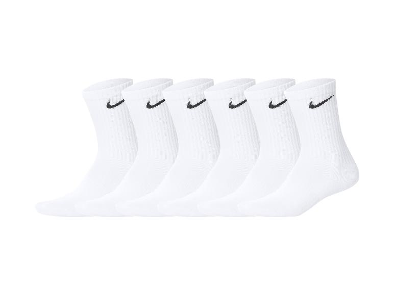 Sechs Paar weiße Nike-Socken mit schwarzen Swoosh-Logos