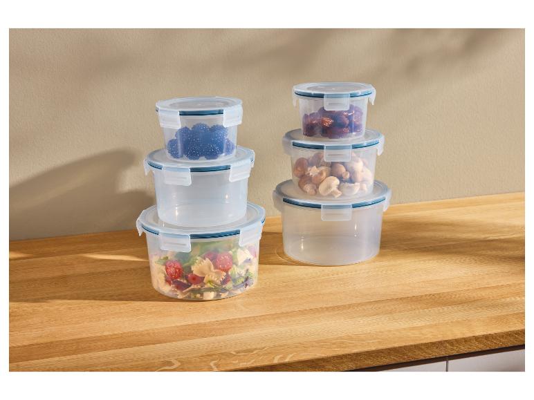 Transparente stapelbare Lebensmittelbehälter mit Beeren, Datteln, Pilzen und Salat.