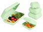 Set mintgrüner Brotdosen, eine mit Salat, Crackern und Oliven, eine andere mit Karotten.